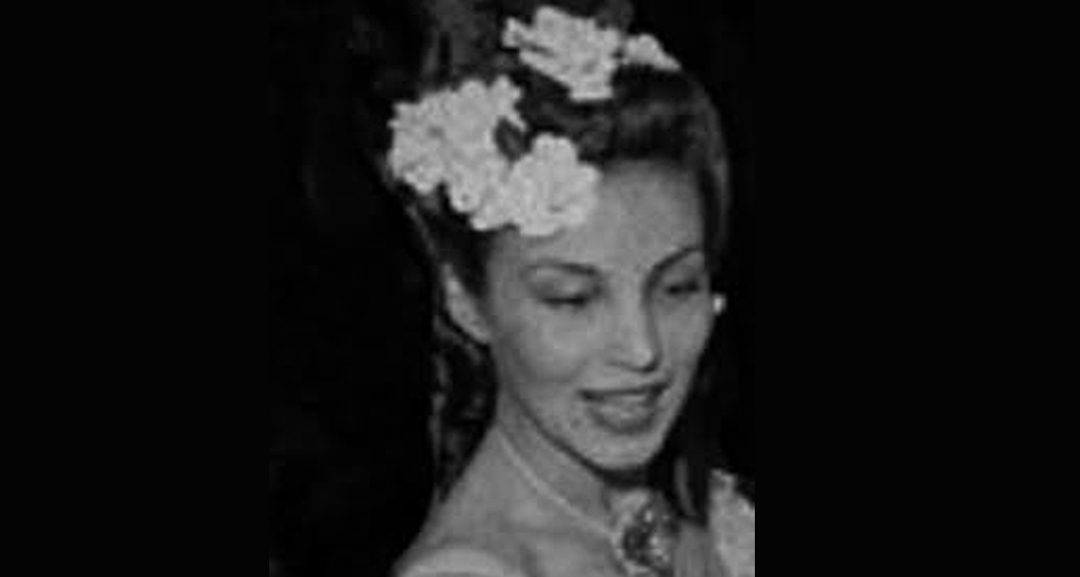 Portrait d’Aimée de Heeren en 1939, une fleur blanche dans les cheveux