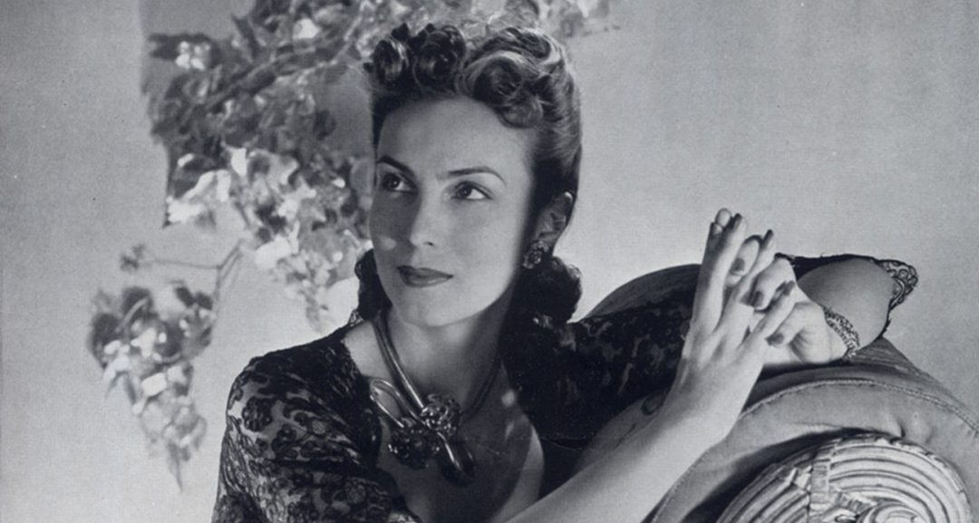 Retrato de estúdio de Aimée Sotto Mayor, fotografada em 1939 por Horst P. Horst