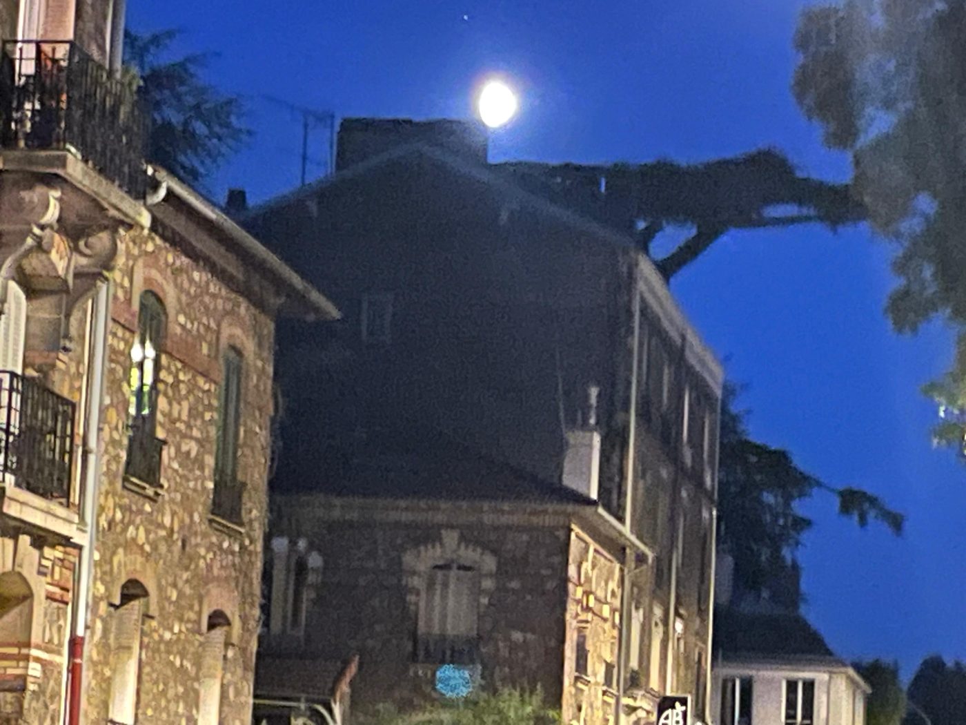 La lune au-dessus de la rue de la République