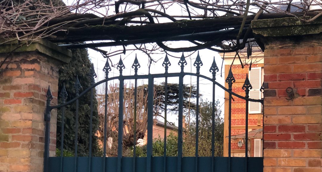 Le Cèdre et une belle grille en fer forgé