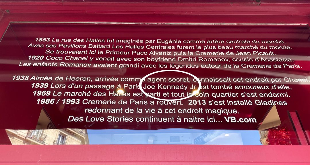 Placa com as inscrições históricas da Cremerie de Paris, enumerando datas de 1853 a 2013, a linha de 1939 destacada em vermelho