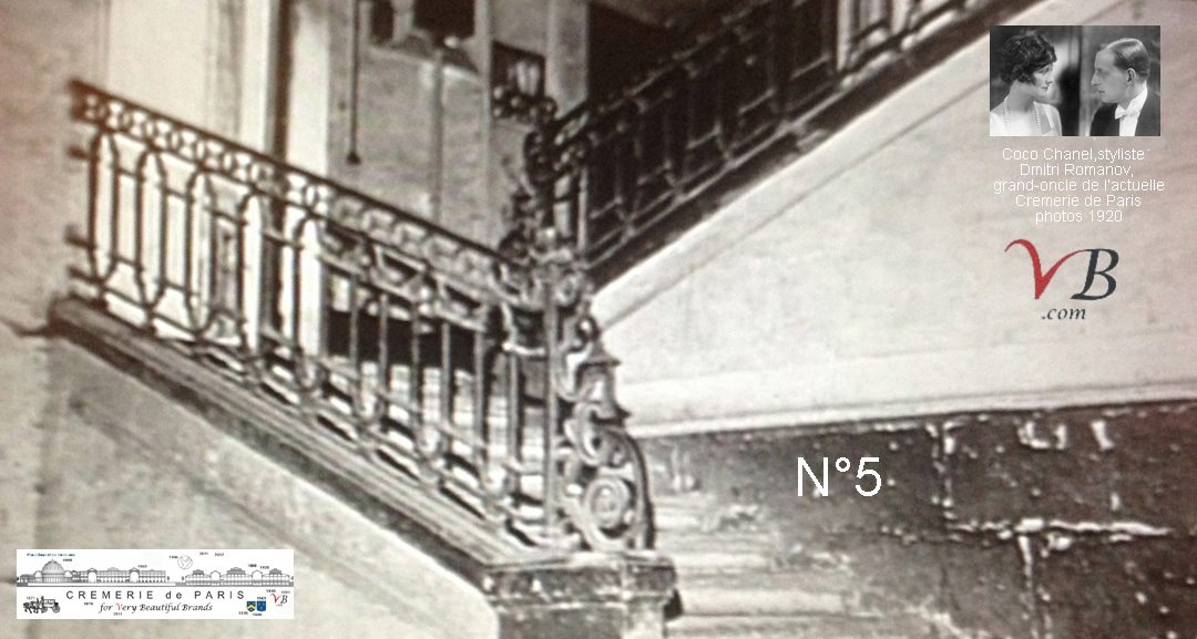Escalier à rampe en fer forgé de la Cremerie de Paris, photographié dans les années 1920