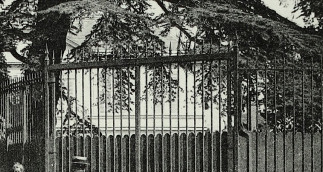 La grille en fer forgé vers 1910 — le Cèdre Impérial de Meudon