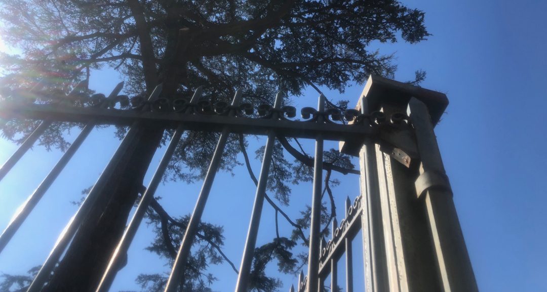 Ferronnerie ancienne, vestige d’une propriété disparue