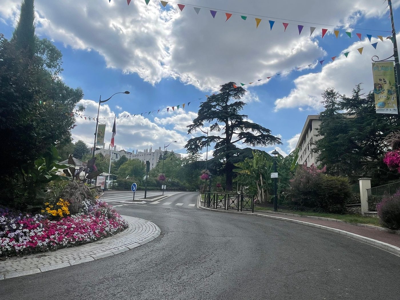 Le même cadre urbain, un sol perméable — le Cèdre Impérial de Meudon