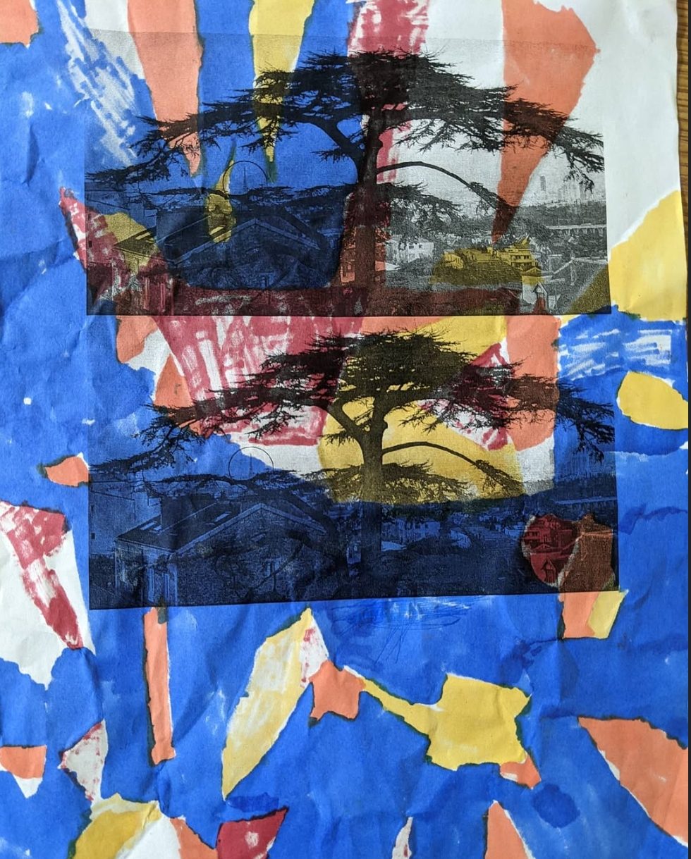 Eine Collage aus ausgeschnittenen blauen, roten und gelben Papieren, von der sich zwei schwarz gemalte Zedernsilhouetten abheben