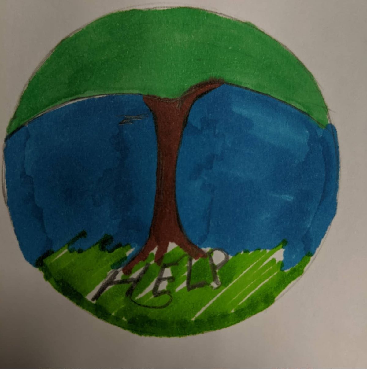 Eine kreisrunde Zeichnung aus ausgeschnittenem Papier: ein grüner Himmel, ein blaues Meer, ein brauner Baum in der Mitte und das Wort HELP, ins Gras am Fuß des Stammes geschrieben